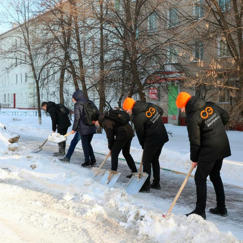 Уборка снега с крыш и территорий в Морозовске