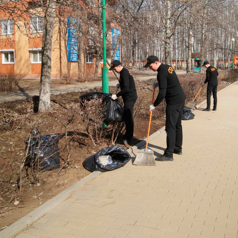 Уборка листьев в Морозовске